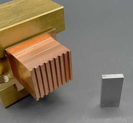 Ultra-low corner wear control technology combined with micro-gap discharge makes even the most demanding sharp-corner terminal mold processing easy and efficient.