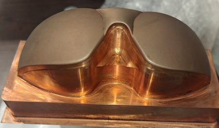 Sinker EDM electrode for large-area goggle mold machining, achieving high processing stability with the AE II control system.